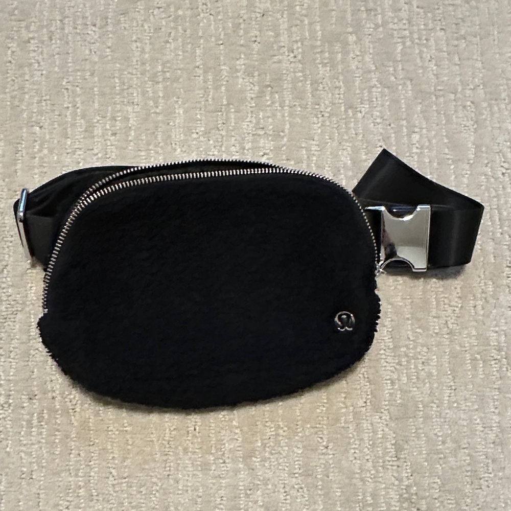 Lululemon Everywhere Fleece Belt Bag 1L - Black/Silver